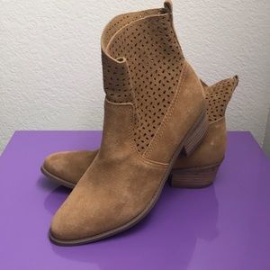 AEO BLOCK HEEL ANKLE BOOTS